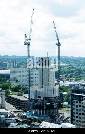 Das Octagon-Gebäude im Birmingham City Centre wird im Juni 2023 gebaut. Octagon ist ein 155 m hoher, 49-stöckiger Wohnhochkratzer, der derzeit in Birmingham, England, gebaut wird. Das Gebäude ist Teil des Umbauprogramms Paradise im Stadtzentrum und wurde von Glenn Howells Architects entworfen. Stockfoto