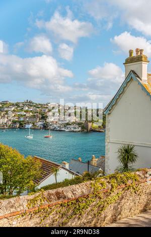 Malerische Sicht von Fowey über den Fluss Fowey in der Küstenstadt Polruan, Cornwall, England, UK Stockfoto