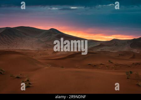 Sonnenuntergang in Merzouga in der Sahara, Marokko. Merzouga ist ein kleines Dorf im Südosten Marokkos, etwa 35km km (22 Meilen) südöstlich von Rissani, abo Stockfoto