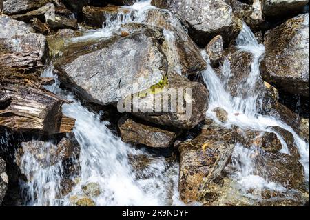 Bergbach, Wassermangel oder -Fülle und Dürre. Trockene Flüsse. Stockfoto