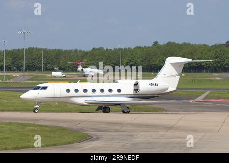 N246V, privat, Gulfstream Aerospace Gulfstream G450, Abfahrt London Stansted Airport, Essex, Großbritannien am 20. Mai 2023 Stockfoto