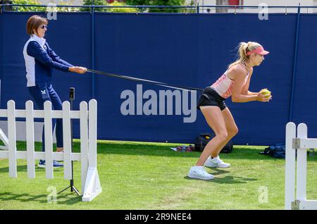 Katie Boulter (GBR) auf den Übungsplätzen, bevor sie am ersten Tag des Rothesay International im Devonshire Park, Eastbourne, UK, am 26. Juni spielte Stockfoto