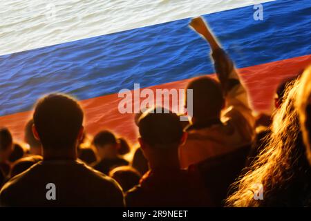 Bürgerkrieg in Russland. PMK Wagner gegen die russische Armee. Prigozhin gegen Putin. Flagge. Demonstranten auf der Straße. Feuer und Flammen. Krise und Stockfoto