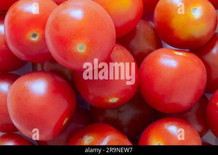 Genießen Sie die Frische von Kirschtomaten: Eine gesunde und köstliche Ergänzung zu jeder Mahlzeit. Voller Geschmack und lebendiger Farben. Stockfoto