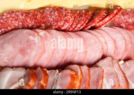 Nahaufnahme einer köstlichen Vorspeisenplatte mit einer köstlichen Auswahl an Wurst, Käse, Speck, Jerky und Salami. Draufsicht Stockfoto