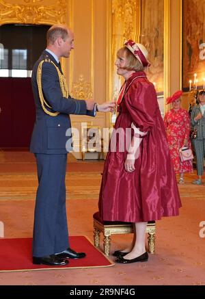 Sir Grayson Perry, Künstler, Schriftsteller und Fernsehsender aus London, wird vom Prince of Wales in Windsor Castle zum Knight Bachelor ernannt. Die Ehre würdigt die Dienste für die Künste. Bilddatum: Mittwoch, 28. Juni 2023. Stockfoto