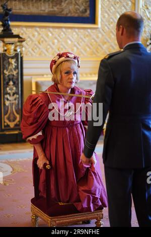 Sir Grayson Perry, Künstler, Schriftsteller und Fernsehsender aus London, wird vom Prince of Wales in Windsor Castle zum Knight Bachelor ernannt. Die Ehre würdigt die Dienste für die Künste. Bilddatum: Mittwoch, 28. Juni 2023. Stockfoto