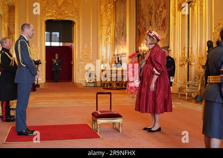 Sir Grayson Perry, Künstler, Schriftsteller und Fernsehsender aus London, wird vom Prince of Wales in Windsor Castle zum Knight Bachelor ernannt. Die Ehre würdigt die Dienste für die Künste. Bilddatum: Mittwoch, 28. Juni 2023. Stockfoto