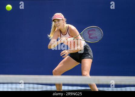 Katie Boulter (GBR) auf den Übungsplätzen, bevor sie am ersten Tag des Rothesay International im Devonshire Park, Eastbourne, UK, am 26. Juni spielte Stockfoto