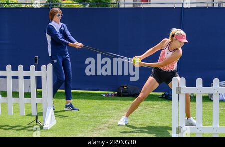 Katie Boulter (GBR) auf den Übungsplätzen, bevor sie am ersten Tag des Rothesay International im Devonshire Park, Eastbourne, UK, am 26. Juni spielte Stockfoto