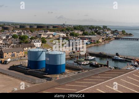 Invergordon, Schottland, Großbritannien. 3. Juni 2023 Ein Überblick über den Hafen von Cromarty Firth und die kleine Stadt Invergordon, das Tor zum schottischen Hochland Stockfoto