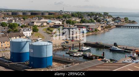 Invergordon, Schottland, Großbritannien. Juni 2023. Ein Überblick über den Hafen von Cromarty Firth und die kleine Stadt Invergordon, das Tor zum schottischen Hochland Stockfoto