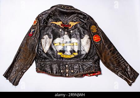 Rockers Lederjacke mit Stollen, Aufnäher und Emblemen. Stockfoto