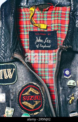 Rockers Lederjacke mit Stollen, Aufnäher und Emblemen. Stockfoto