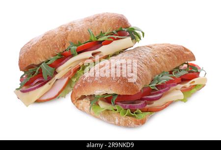 Köstliche Sandwiches mit frischem Gemüse und Käse, isoliert auf Weiß Stockfoto