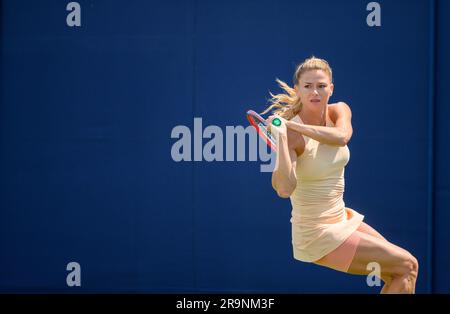 Camila Giorgi (ITA) spielt am zweiten Tag des Rothesay International im Devonshire Park. Eastbourne, Großbritannien, 27. Juni. Stockfoto