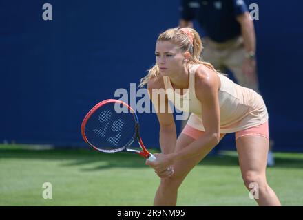 Camila Giorgi (ITA) spielt am zweiten Tag des Rothesay International im Devonshire Park. Eastbourne, Großbritannien, 27. Juni. Stockfoto