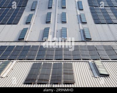 Der Blick von einem vertäterten Kreuzfahrtschiff auf das geschwungene Dach des Horizon Cruise Terminal in Southampton, England, zeigt ein abstraktes Muster der Sonne Stockfoto