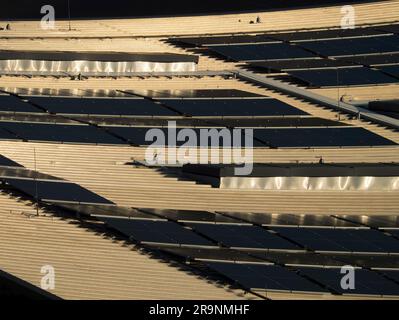 Der Blick von einem vertäterten Kreuzfahrtschiff auf das geschwungene Dach des Horizon Cruise Terminal in Southampton, England, zeigt ein abstraktes Muster der Sonne Stockfoto