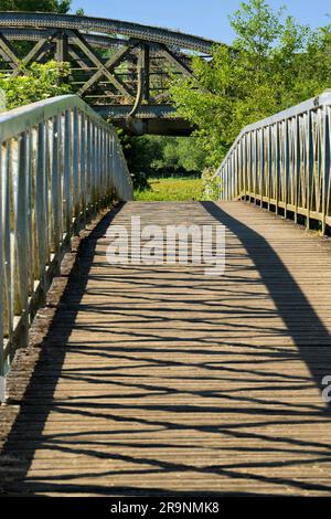 Ein malerischer Teil der Themse, der in Kennington in Hinksey Stream mündet. Dies ist Teil des Themsenpfads und die Szene wird von zwei Brücken dominiert Stockfoto