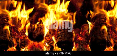 Nahaufnahme von brennendem Brennholz im Kamin. Feuerstelle heiß Vorsicht Stockfoto