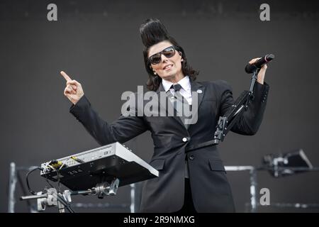 Oslo, Norwegen. 24., Juni 2023. Die amerikanische Rockband Puscifer tritt während des norwegischen Musikfestivals Tons of Rock 2023 in Oslo ein Live-Konzert auf. Hier wird die Sängerin Carina Round live auf der Bühne gesehen. (Gonzales Photo - Terje Dokken). Stockfoto