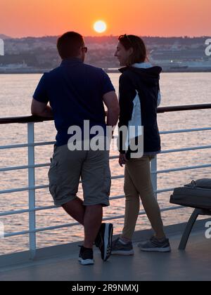 Limassol ist nach Nikosia die zweitgrößte Stadt Zyperns. Hier sehen wir ein Paar, das sich an Bord eines Kreuzfahrtschiffes unterhält Stockfoto