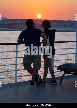 Limassol ist nach Nikosia die zweitgrößte Stadt Zyperns. Hier sehen wir ein Paar, das sich an Bord eines Kreuzfahrtschiffes unterhält Stockfoto