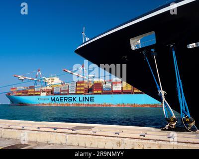 Der Hafen von Haifa ist der größte in Israel; er verfügt über einen ganzjährig betriebenen natürlichen Tiefwasserhafen und bedient sowohl Passagier- als auch Handelsschiffe. Es Stockfoto