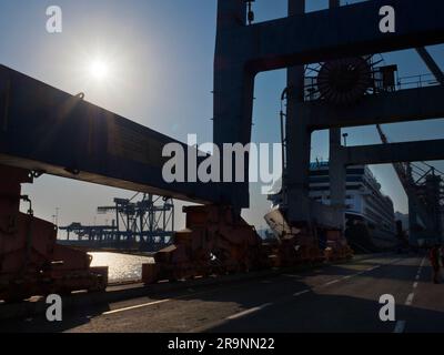 Der Hafen von Haifa ist der größte in Israel; er verfügt über einen ganzjährig betriebenen natürlichen Tiefwasserhafen und bedient sowohl Passagier- als auch Handelsschiffe. Es Stockfoto