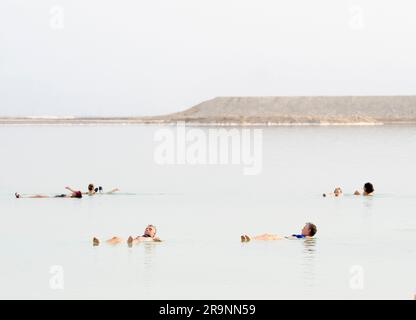 Eingebettet in ein Grabtal zwischen Jordanien im Osten und Israel im Westen liegt ein ungewöhnlicher Salzsee, der zufällig der niedrigste landgestützte See ist Stockfoto