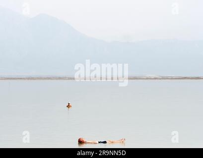 Eingebettet in ein Grabtal zwischen Jordanien im Osten und Israel im Westen liegt ein ungewöhnlicher Salzsee, der zufällig der niedrigste landgestützte See ist Stockfoto