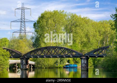 Ein sehr malerischer Teil der Themse, der in den Hinksey Stream in Kennington mündet. Riesige Pylonen sind im Überfluss, und der Themsenpfad verläuft zu unserer Linken. Die Szene Stockfoto