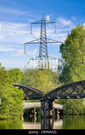 Ein sehr malerischer Teil der Themse, der in den Hinksey Stream in Kennington mündet. Riesige Pylonen sind im Überfluss, und der Themsenpfad verläuft zu unserer Linken. Die Szene Stockfoto