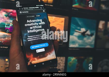 Runway Gen-2 Text-to-Video AI Tool-Seite auf Smartphone mit Runwayml Website-Hintergrund. Swansea, Großbritannien - 27. Juni 2023. Stockfoto