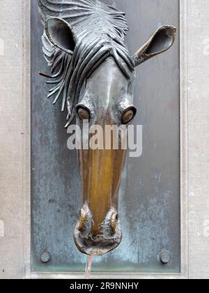 Brügge, die Hauptstadt von Westflandern im Nordwesten Belgiens, ist berühmt für seine malerischen Kanäle, gepflasterten Straßen und mittelalterlichen Gebäude. Dieses Pferdekopffou Stockfoto