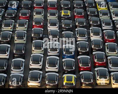 Reine Geometrie - endlose Reihen neu importierter Autos, die an Land im Hafen von Zeebrugge, Belgien, gepanzert werden. Von der Aussichtsplattform unseres moore aus gesehen Stockfoto