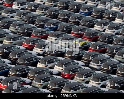 Reine Geometrie - endlose Reihen neu importierter Autos, die an Land im Hafen von Zeebrugge, Belgien, gepanzert werden. Von der Aussichtsplattform unseres moore aus gesehen Stockfoto