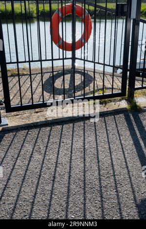 Saint Helen's Wharf ist ein bekannter Schönheitsort an der Themse, direkt oberhalb der mittelalterlichen Brücke bei Abingdon-on-Thames. Der Kai war für Centurie Stockfoto