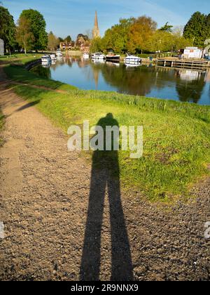 Schöner Blick auf die Themse in Abingdon bei schönem Sonnenaufgang im Sommer Wir befinden uns am Südufer des Flusses und blicken flussabwärts in Richtung St. Helen's Wharf - a f Stockfoto