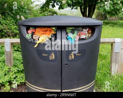 Sandford ist ein hübsches altes Dorf an der Themse in Oxfordshire. Aber dieser überfließende Mülleimer, den ich dort auf einem meiner Spaziergänge sah, ist nicht so schön! Stockfoto