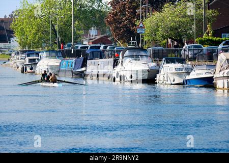 Ruderteams auf der Themse in Abingdon, sind gerade auf dem Weg zum hübschen Yachthafen der Stadt. Es ist früh an einem Frühlingsmorgen, aber man kann alle Arten von r sehen Stockfoto