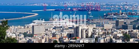 Haifa ist eine nördliche israelische Hafenstadt, erbaut vom Mittelmeer auf den Hängen des Mount Carmel. Diese moderne Stadt ist Israels drittgrößte, nach J Stockfoto