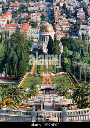 Panoramablick auf den Schrein und die Gärten des Báb in Haifa, Israel, vom Gipfel des Mount Carmel B5 aus gesehen Stockfoto