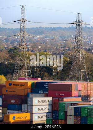 Ein Blick auf den Containerhafen und Strommasten vom Southampton Harbour, vom Oberdeck eines Kreuzfahrtschiffs aus gesehen. Die Pylonen bedienen den nahegelegenen Marsch Stockfoto