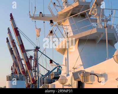 Der Hafen von Haifa ist der größte in Israel; er verfügt über einen ganzjährig betriebenen natürlichen Tiefwasserhafen und bedient sowohl Passagier- als auch Handelsschiffe. Es Stockfoto