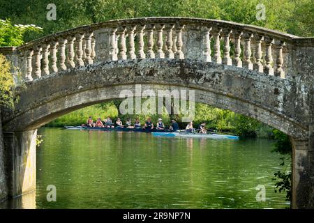 Ruderteams auf der Themse im Iffley Village, direkt am Schloss und stromabwärts von Oxford. Es ist früh an einem Sommermorgen, aber man kann alles sehen Stockfoto