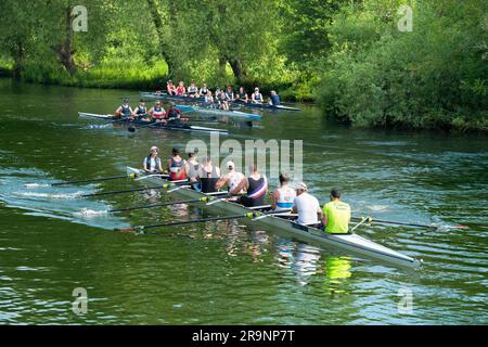 Ruderteams auf der Themse im Iffley Village, direkt am Schloss und stromabwärts von Oxford. Es ist früh an einem Sommermorgen, aber man kann alles sehen Stockfoto