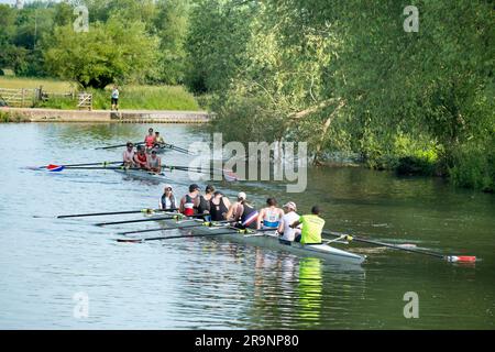 Ruderteams auf der Themse im Iffley Village, direkt am Schloss und stromabwärts von Oxford. Es ist früh an einem Sommermorgen, aber man kann alles sehen Stockfoto