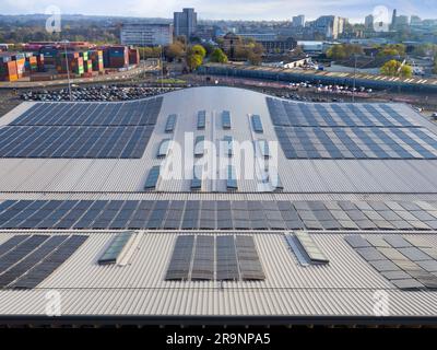 Der Blick von einem vertäterten Kreuzfahrtschiff auf das geschwungene Dach des Horizon Cruise Terminal in Southampton, England, zeigt ein abstraktes Muster der Sonne Stockfoto